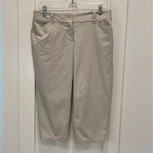 FREE w/2 item bundle purchase 
Ann Taylor cream Capri pants
